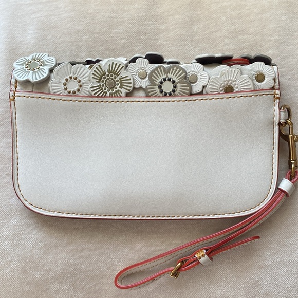 COACH 1941 Tea Rose Clutch CHALK
Wristlet Wallet - Picture 5 of 16